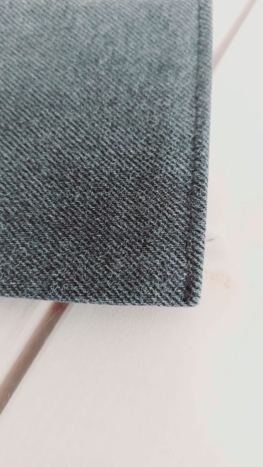 Pochette Maïna vue de dos, jean recyclé noir légèrement délavé - zoom finitions couture