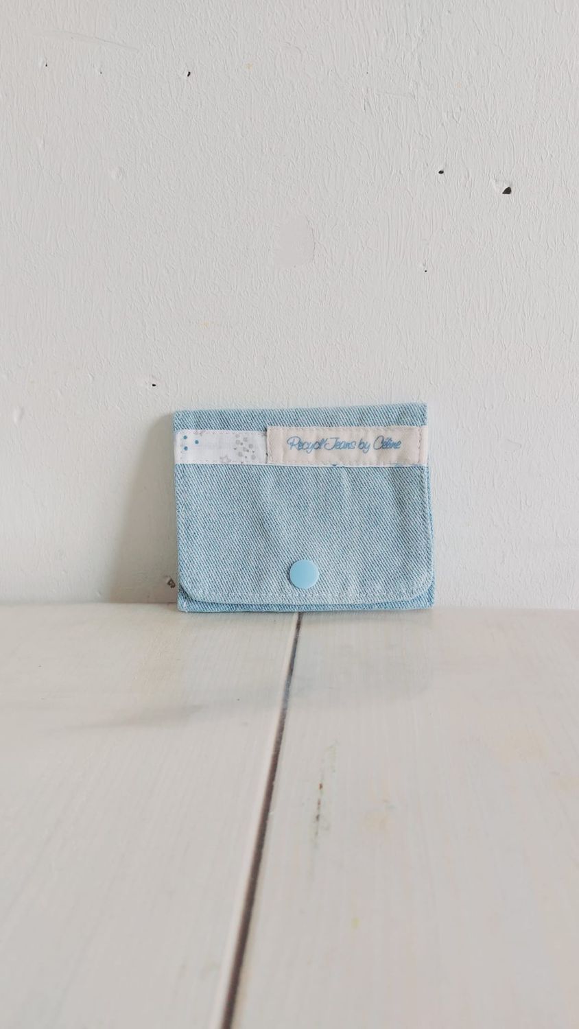 Pochette Stellaire II en jean recyclé vue de face, rabat avec étiquette