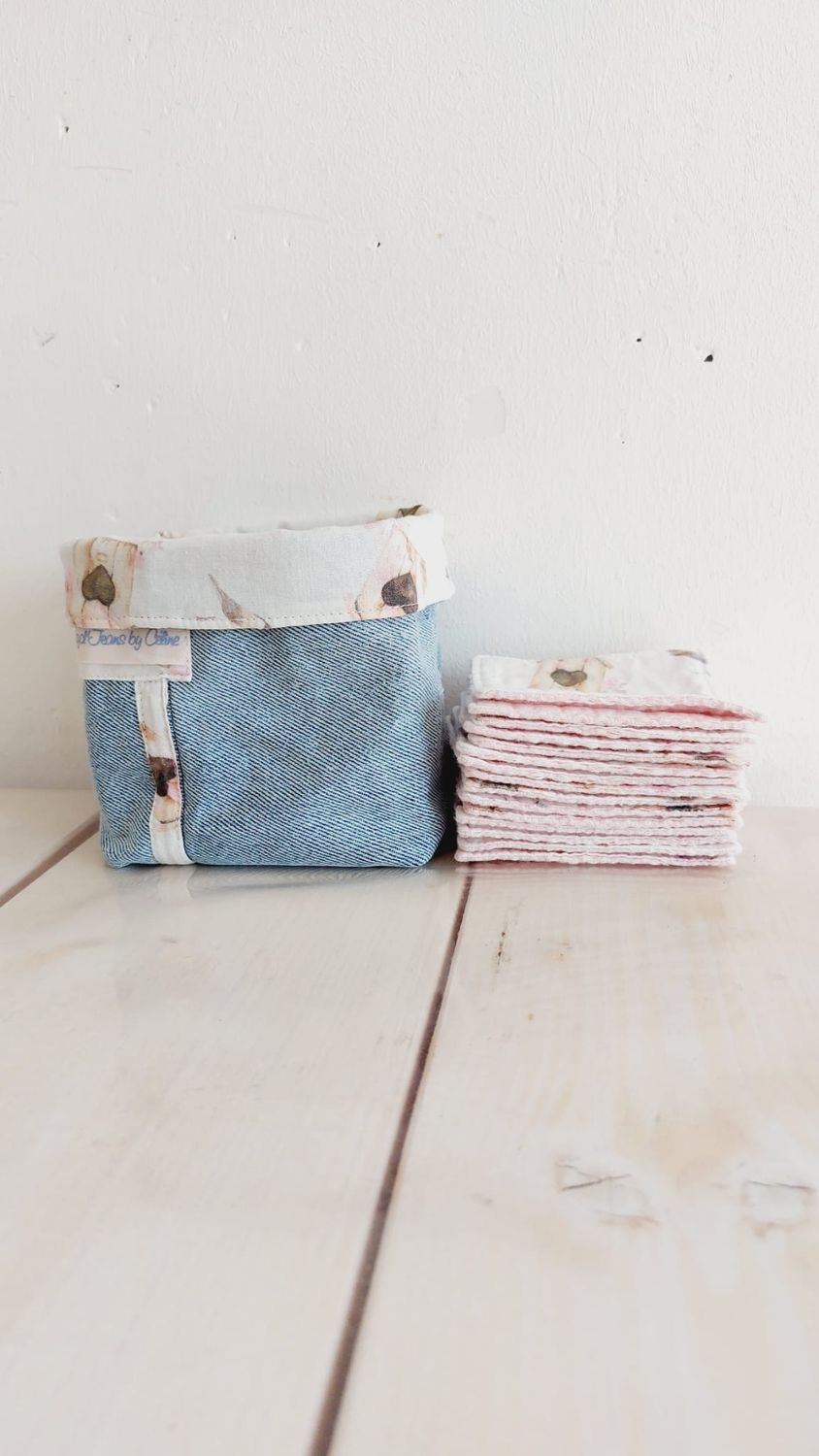 Lingettes démaquillantes Pássaro posées à côté du panier en jean recyclé 