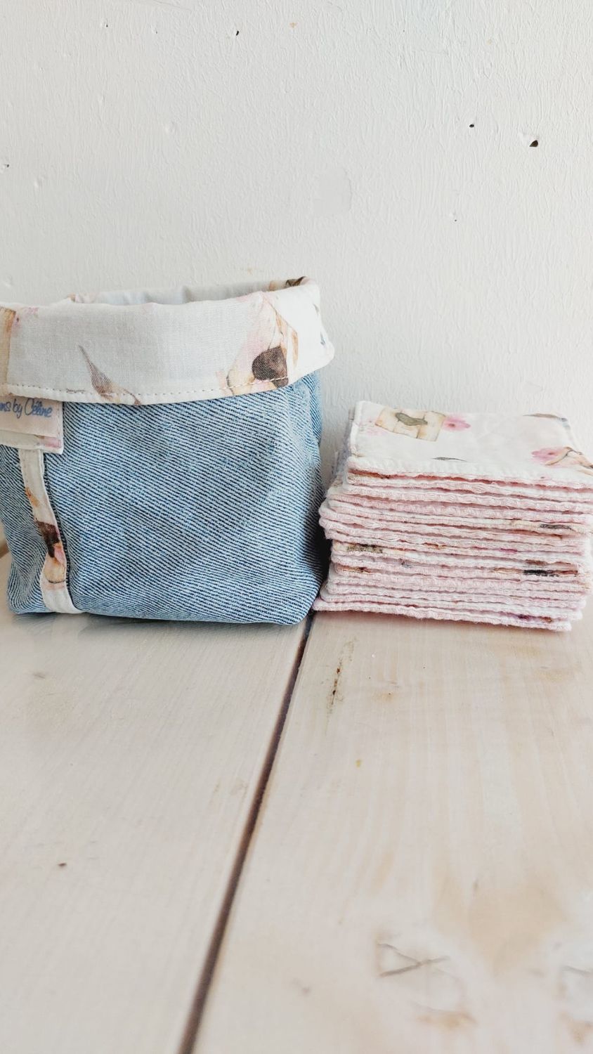 Lingettes démaquillantes Pássaro posées à côté du panier en jean recyclé