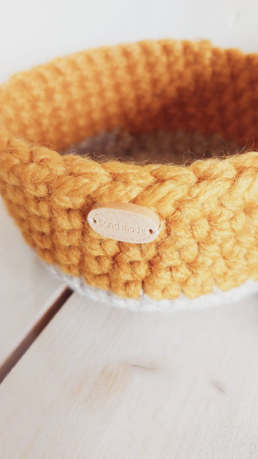 Détail extérieur du panier Ambréa fait main au crochet avec bouton “hand made” en bois
