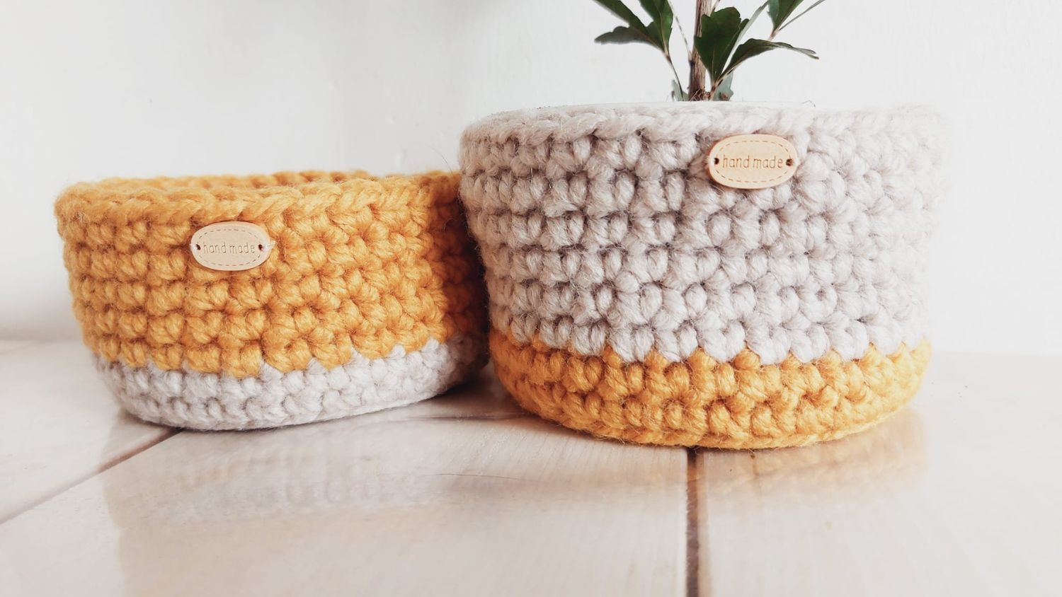 Panier crocheté Ambréa utilisé comme cache-pot avec plante verte - détails de la texture des points