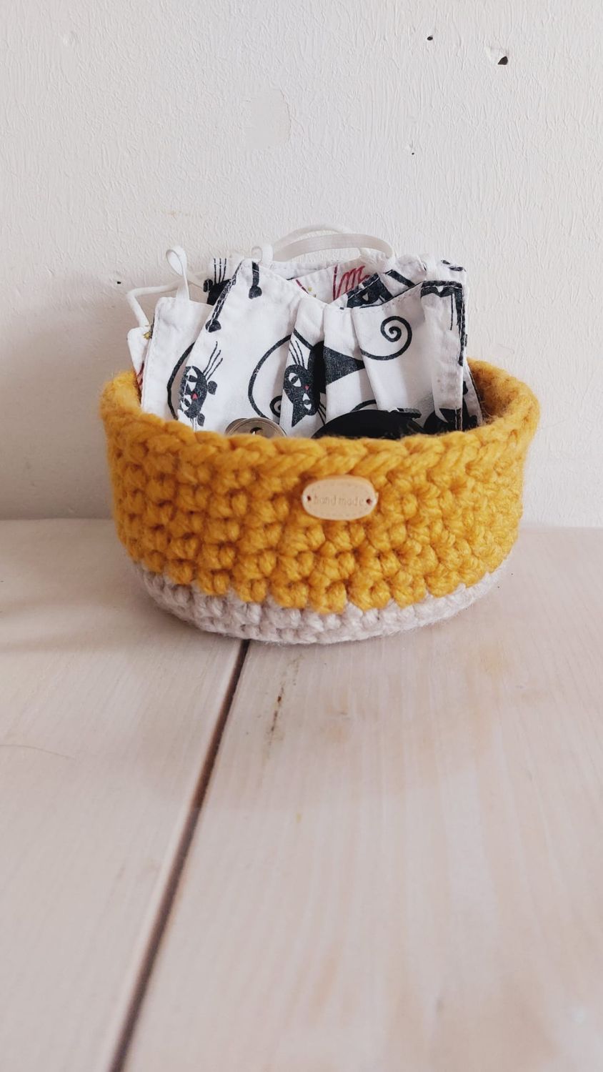 Panier crocheté main Ambréa avec masques en tissu et trousseau de clefs - vide poche ou rangement