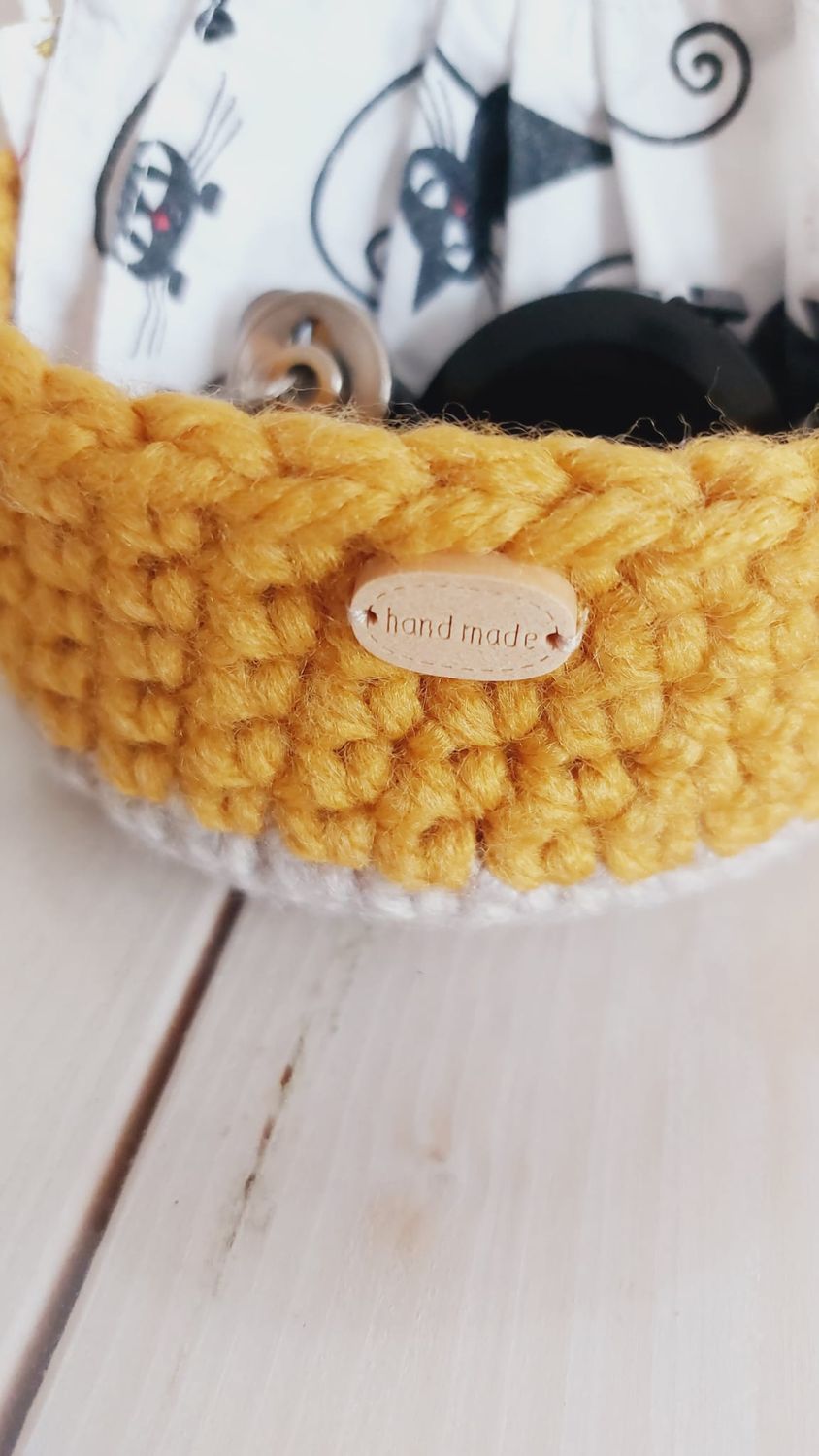 Panier crocheté  Ambréa avec masques en tissu et trousseau de clefs - fait main détail du bouton bois hand made