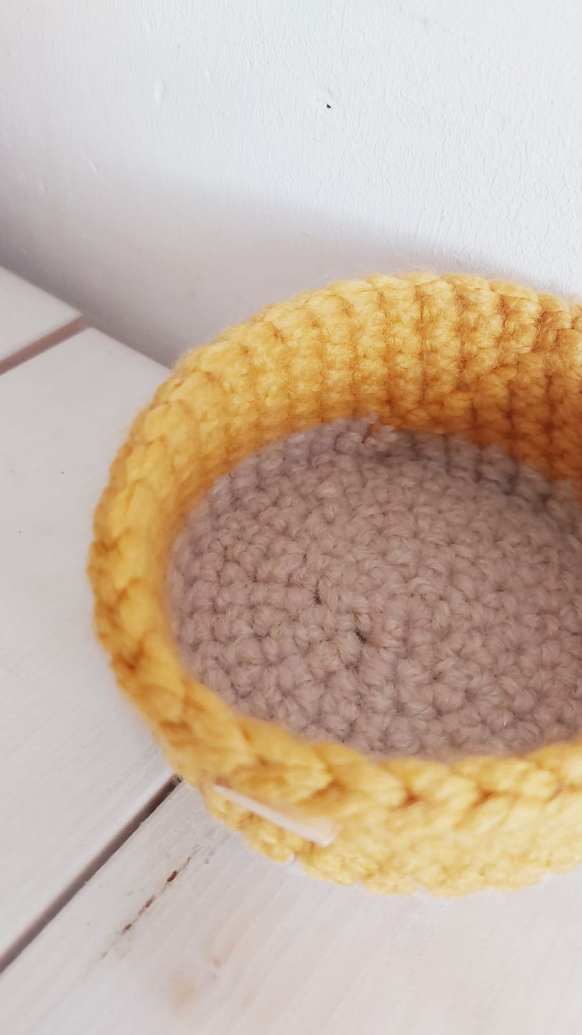 Vue intérieure du panier Ambréa fait main - texture crochetée en fil recyclé