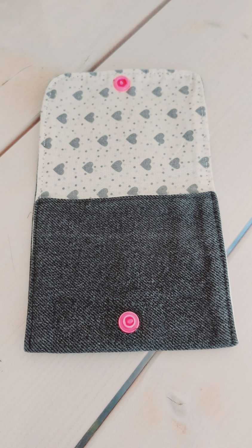 Pochette en jean recyclé noir délavé Maïna -  ouverte, doublure coton beige à cœurs gris - pression rose vif