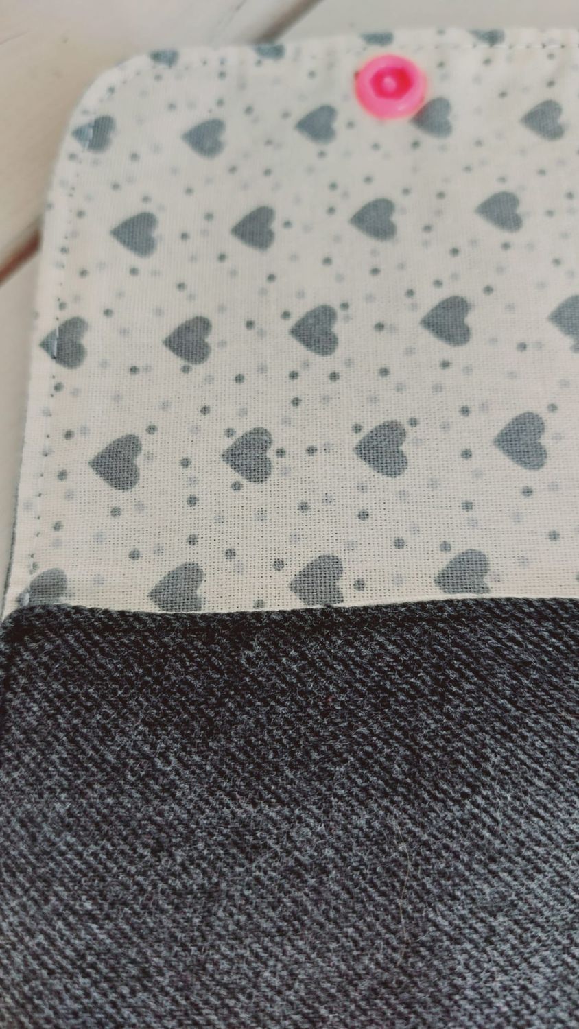 Porte-monnaie Maïna en jean recyclé - doublure coton beige avec motifs cœurs et points gris, vue intérieure - détails