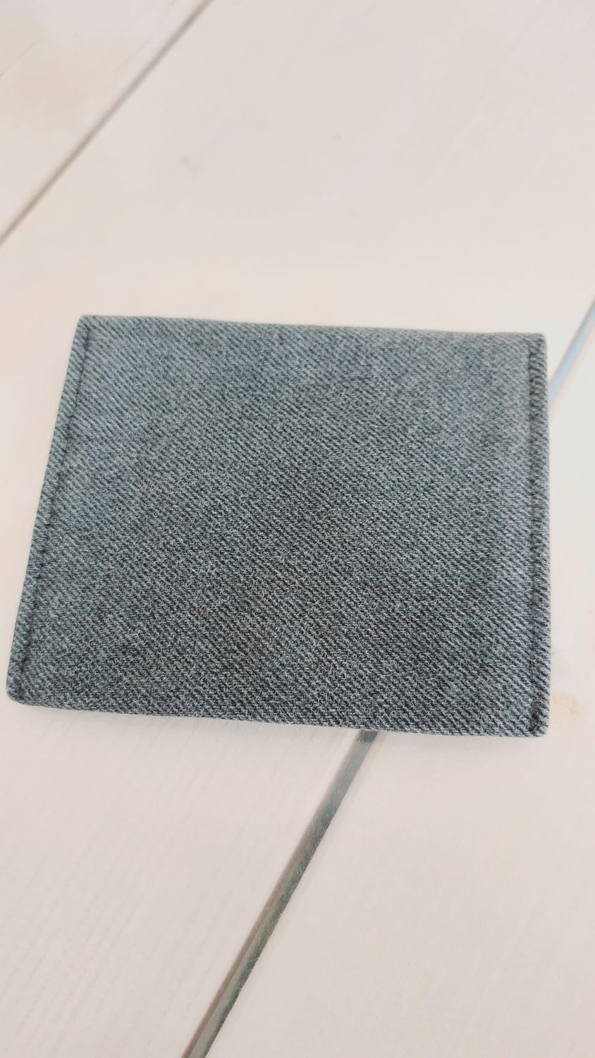 Pochette Maïna vue de dos, jean recyclé noir légèrement délavé