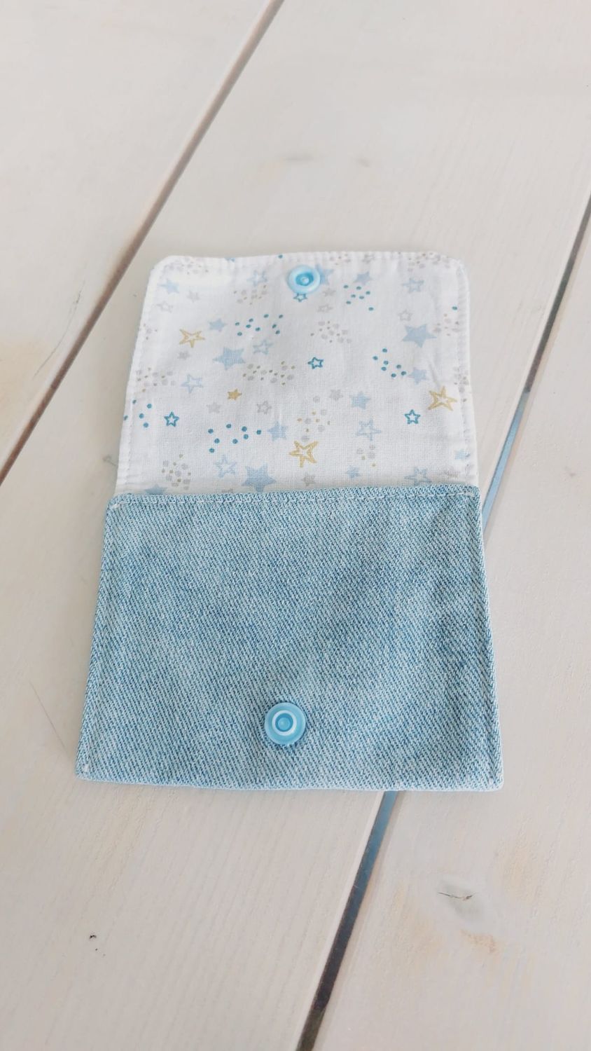 Pochette Stellaire II en jean recyclé ouverte, intérieur coton étoilé