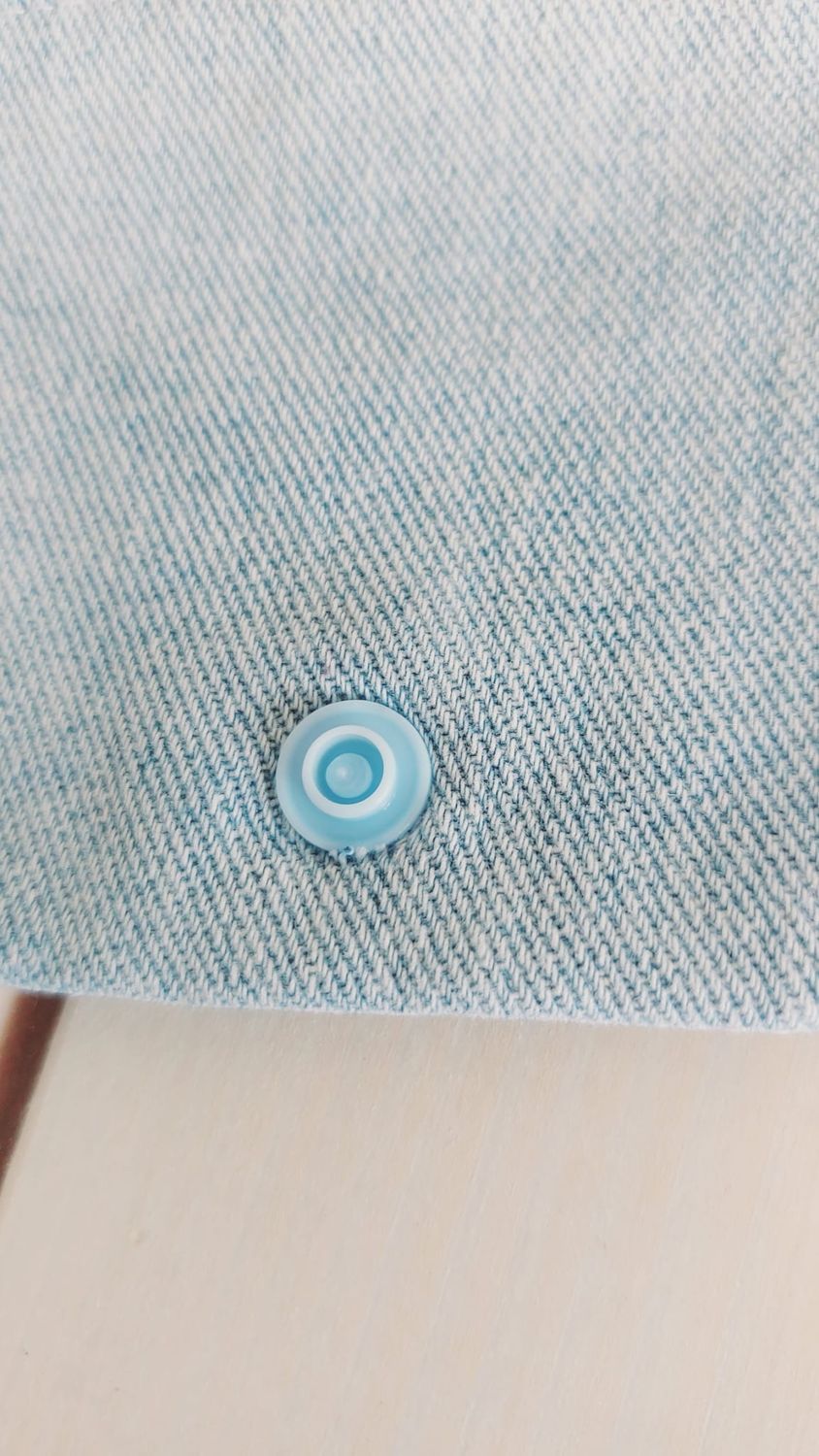 Détail bouton pression bleu ciel du porte-monnaie en jean recyclé Stellaire II