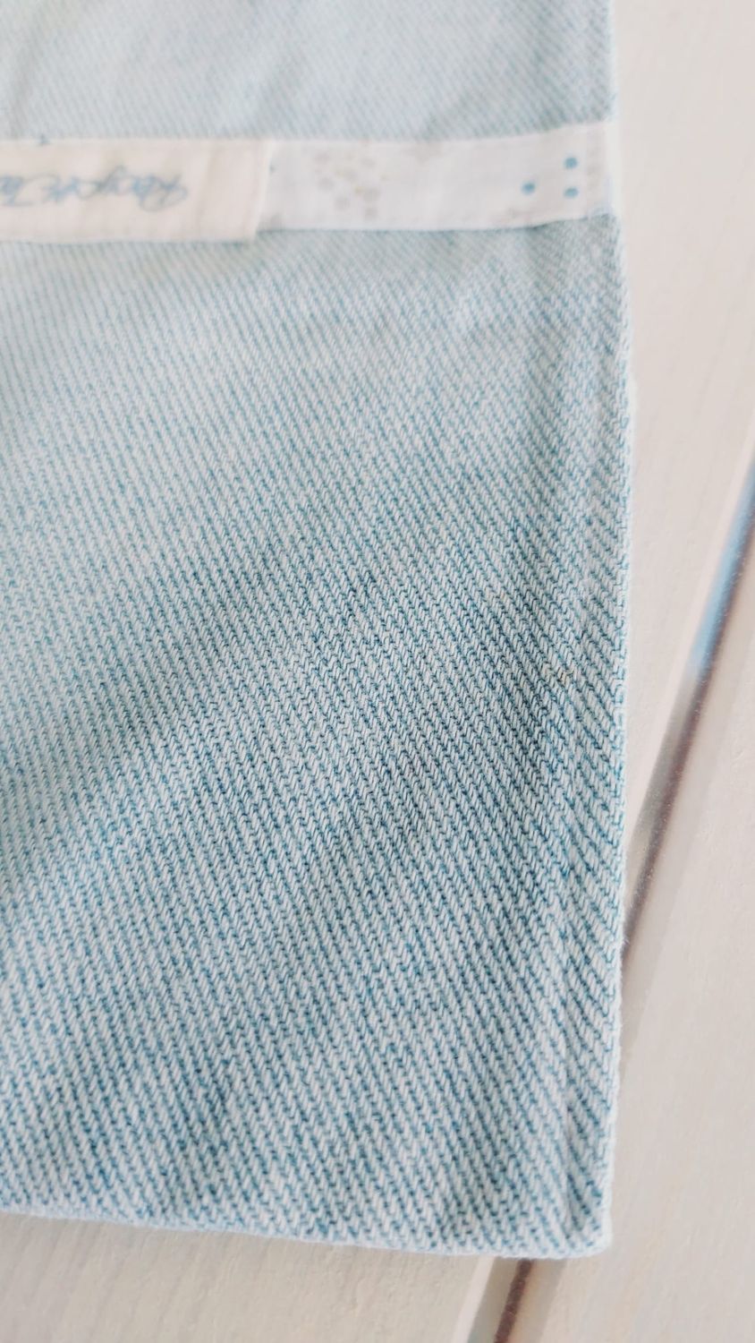 Pochette Stellaire II vue de dos, jean recyclé ultra clair - zoom finitions couture