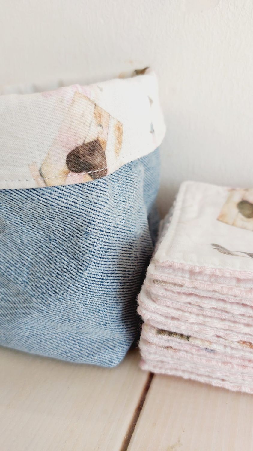 Lingettes démaquillantes Pássaro posées à côté du panier en jean recyclé - détails finitions couture