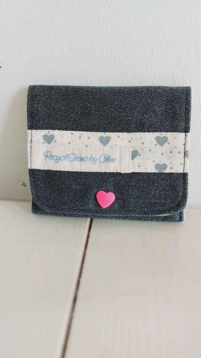 Porte-monnaie Maïna en jean recyclé noir délavé, pression cœur rose vif - vue rapprochée