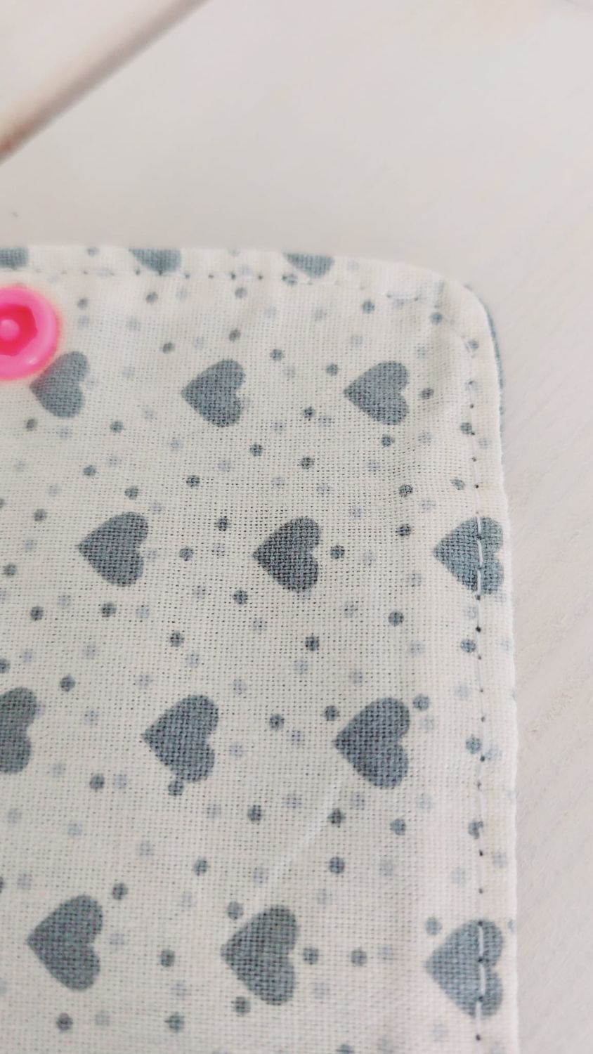 Porte-monnaie Maïna en jean recyclé - doublure coton beige avec motifs cœurs et points gris, vue intérieure - zoom finitions