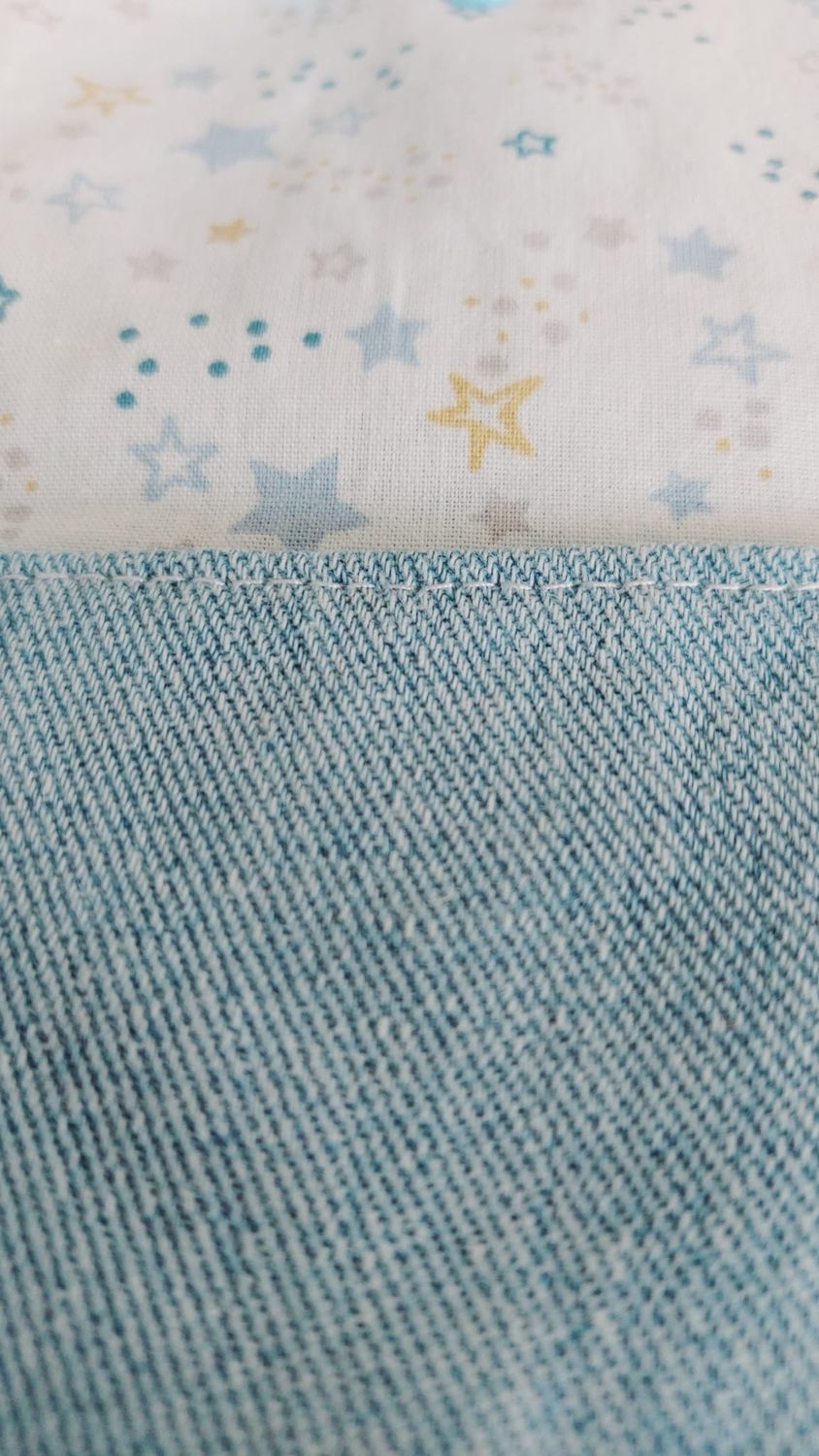 Pochette en jean recyclé Stellaire II - finitions couture et motif galactique sur coton étoilé blanc