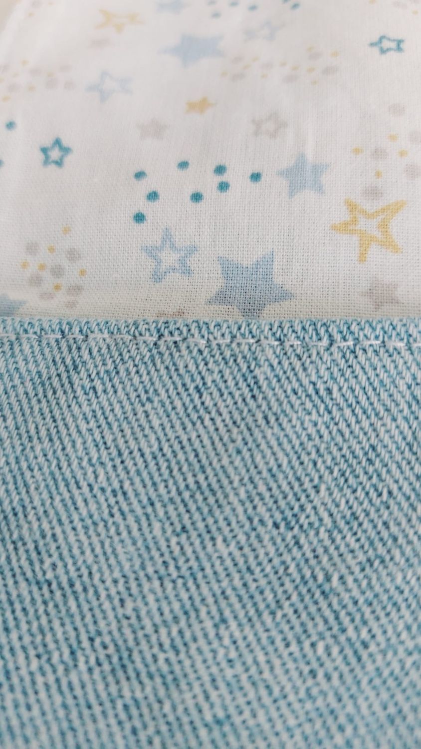Pochette en jean recyclé Stellaire II - finitions couture et motif galactique sur coton étoilé blanc