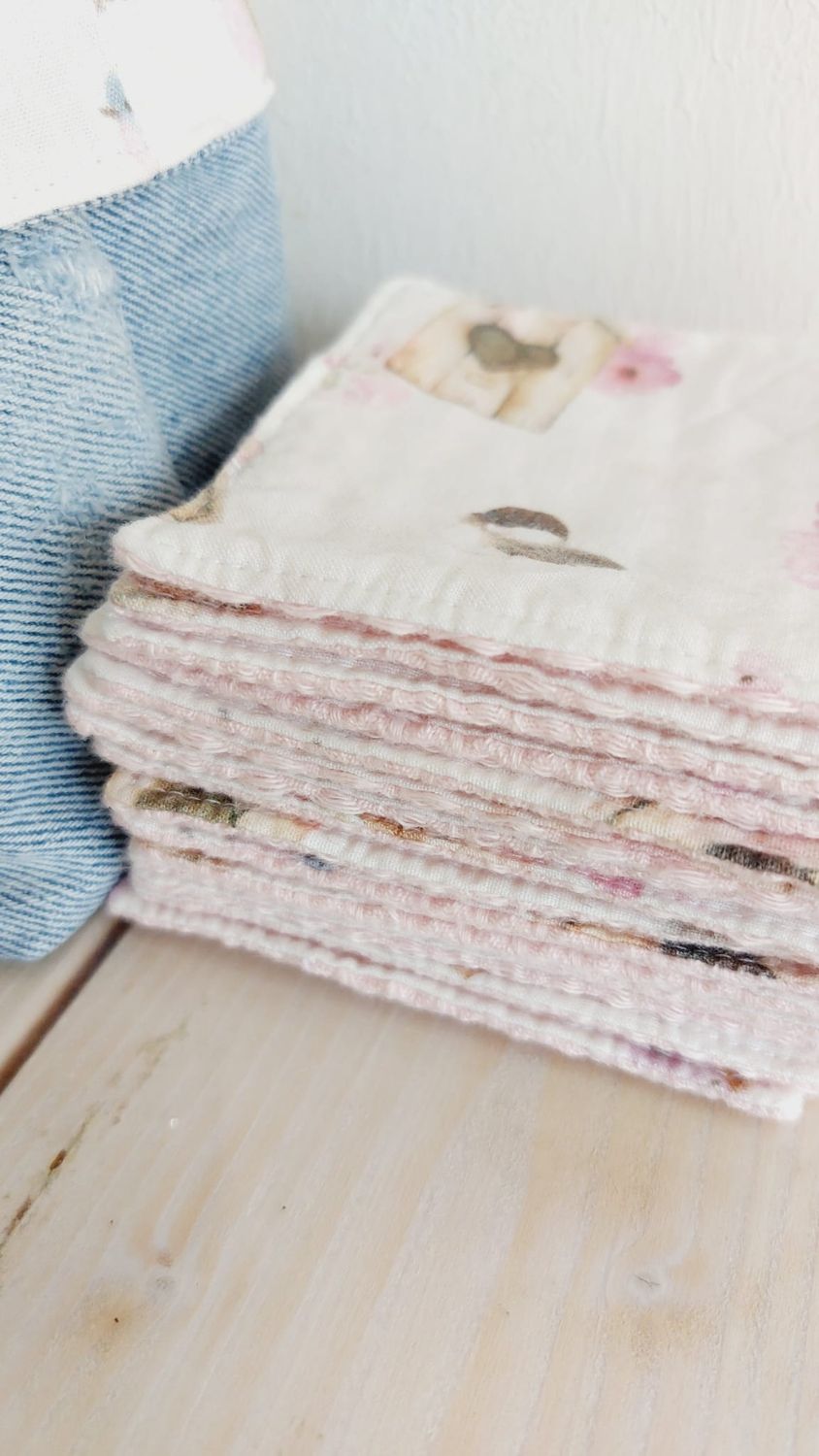 Lingettes démaquillantes Pássaro posées à côté du panier en jean recyclé - détails