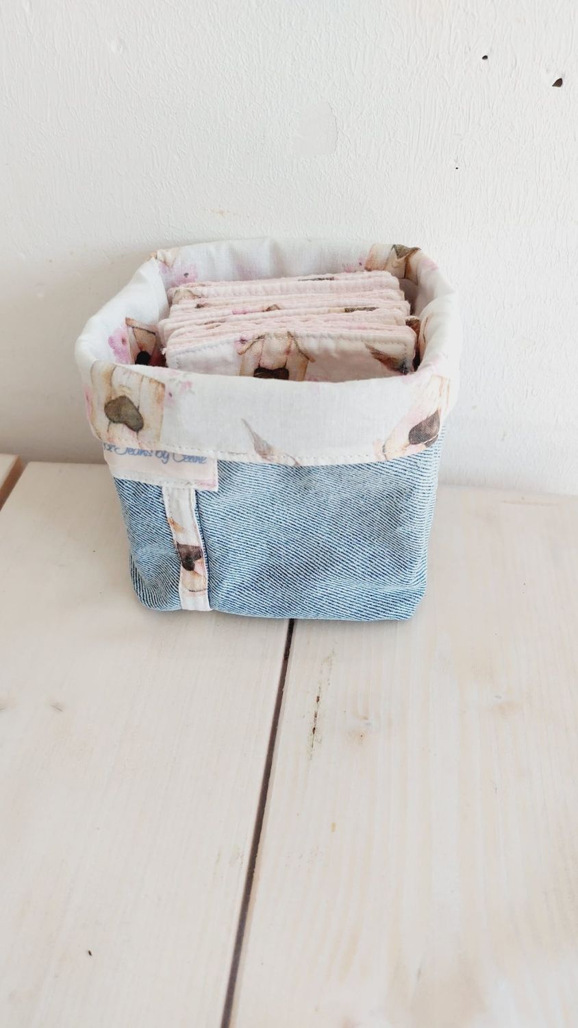 Lingettes zéro déchet rangées dans le panier textile Pássaro
