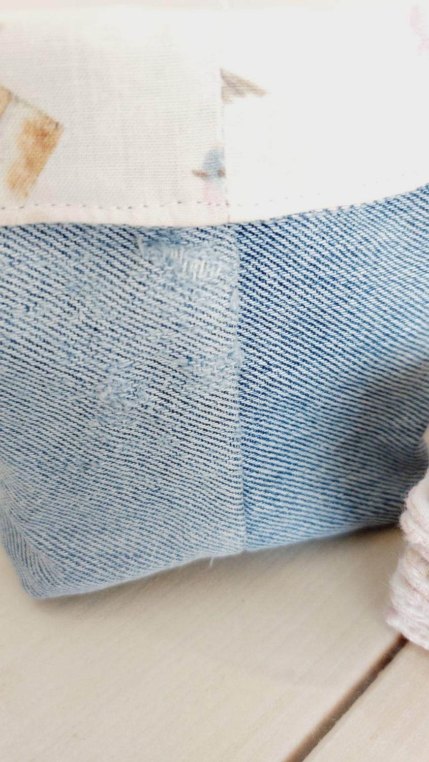 Petit défaut discret sur le jean recyclé du panier Pássaro