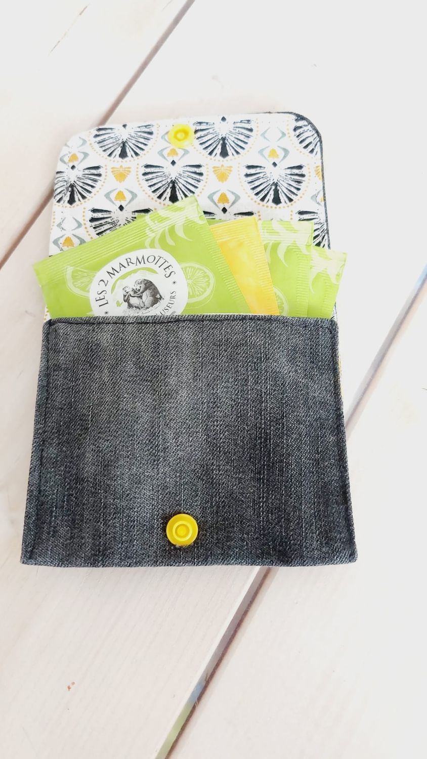 Porte-monnaie Floréal en jean recyclé et chutes de coton 100% - vue ouvert contenant des sachets de thé