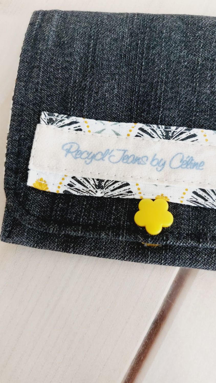 Porte-monnaie Floréal en jean recyclé et chutes de coton 100% - vue de face - zoom pression fleur jaune