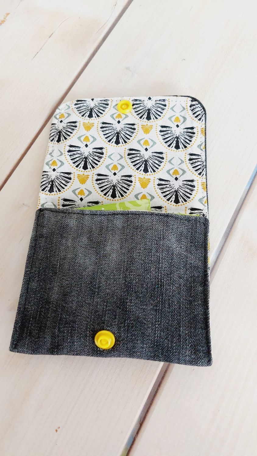 Porte-monnaie Floréal en jean recyclé et chutes de coton 100% - vue ouvert contenant des sachets de thé