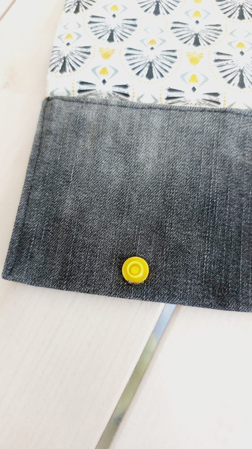 Porte-monnaie Floréal en jean recyclé et chutes de coton 100% - ouvert - détails délavage et pression 