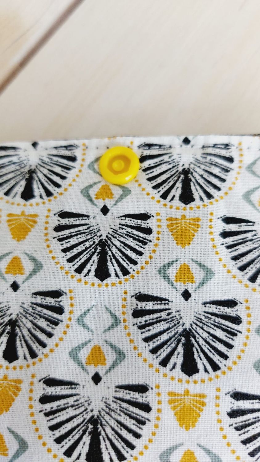 Porte-monnaie Floréal en jean recyclé et chutes de coton 100% - ouvert - zoom pression jaune, motifs coton et finitions 