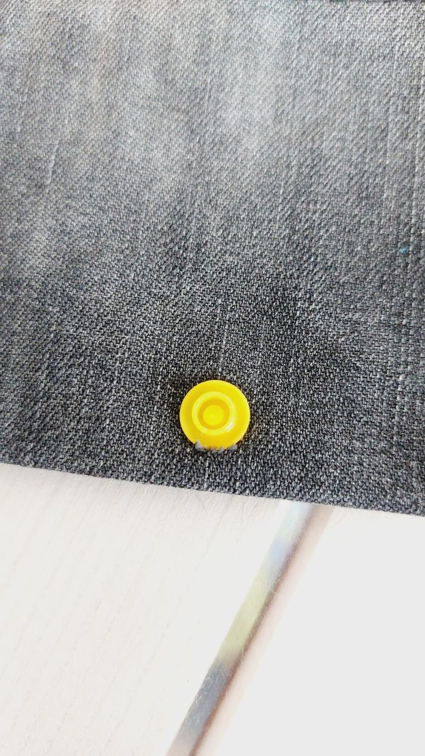 Porte-monnaie Floréal en jean recyclé et chutes de coton 100% - vue de face, ouvert, gros plan sur la pression jaune