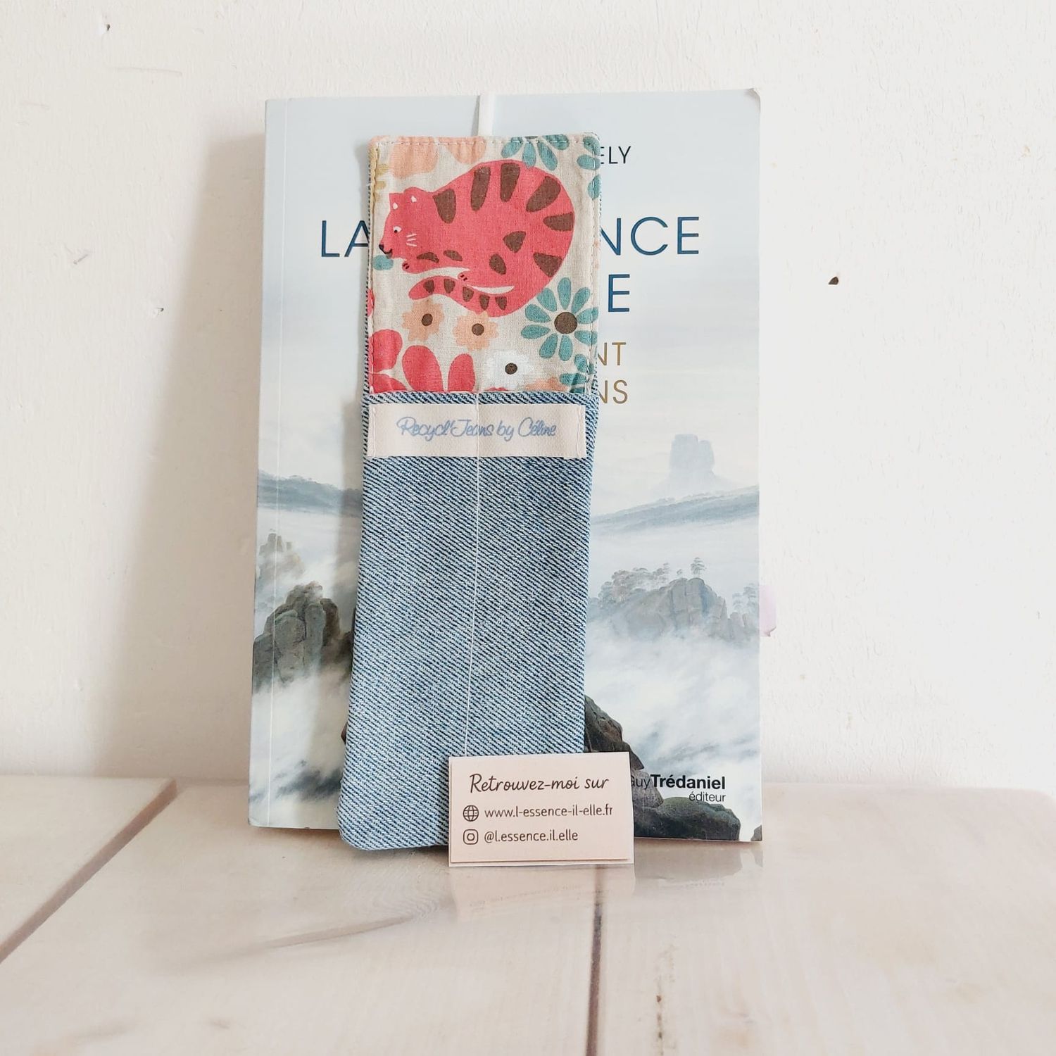 Marque-page Félinéa en jean recyclé et chutes de tissus neuf - vue inséré un livre - cousu main en France