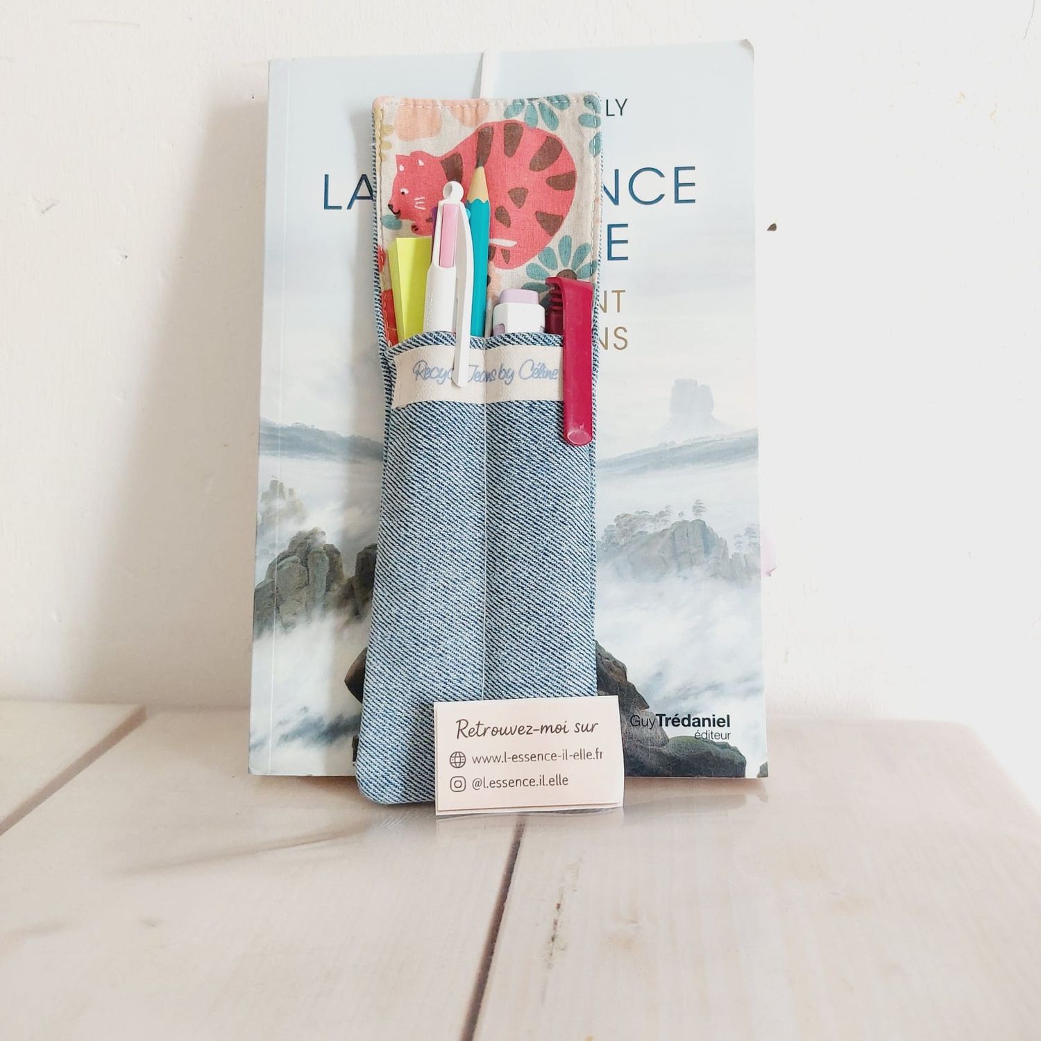 Marque-page Félinéa en jean recyclé et chute de tissu neuf -  inséré dans un livre et garni de stylos