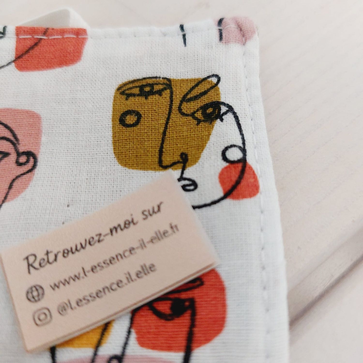 Marque-page Cubismo en jean recyclé marron glacé et chutes de coton neuf - zoom finitions couture artisanale et motifs