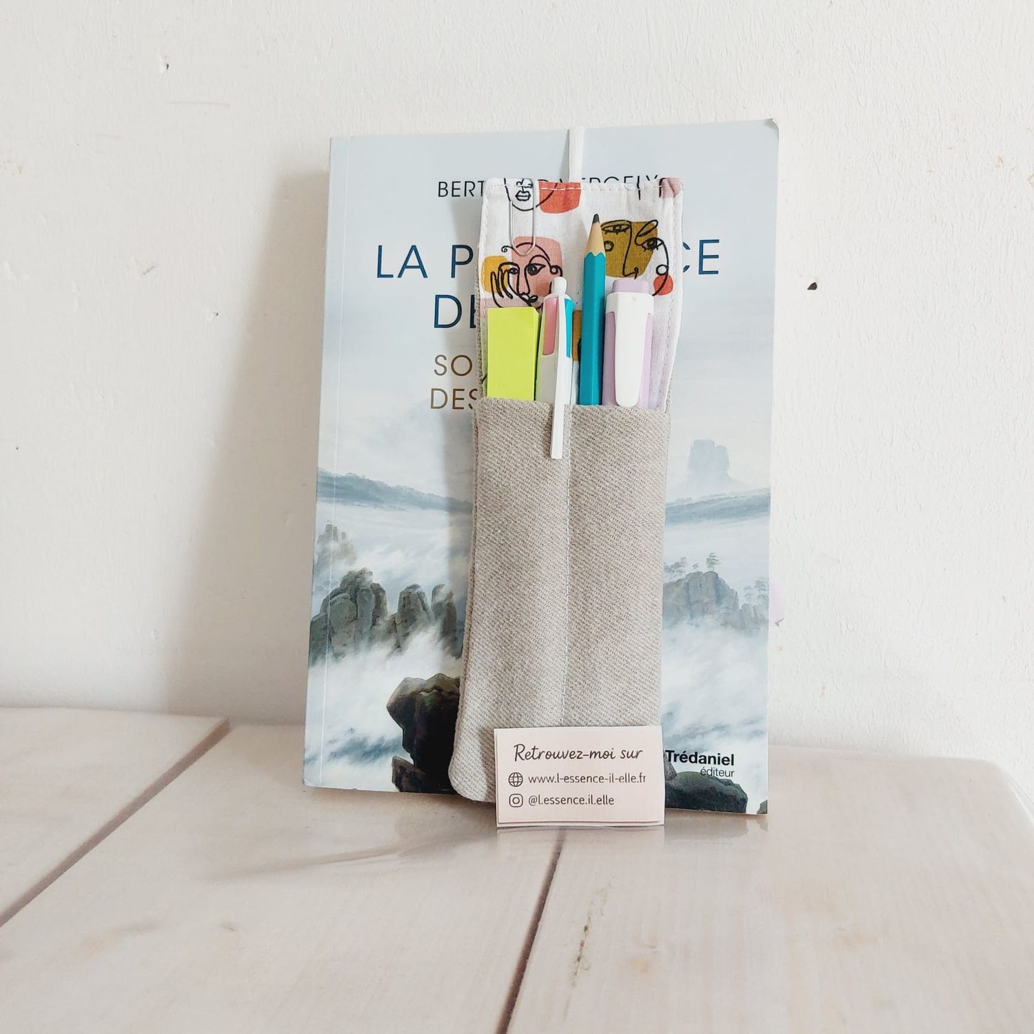 Marque-page Cubismo en jean recyclé marron glacé et chutes de coton neuf - Inséré dans un livre et garni de stylos