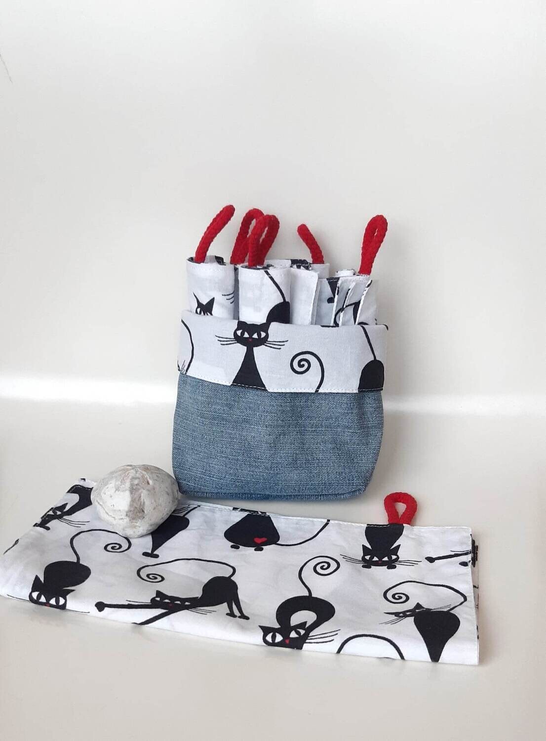 Panier jean recyclé contenant six serviettes lavables cousues main par l'Essence-Il-elle,  motifs chat et zéro déchet