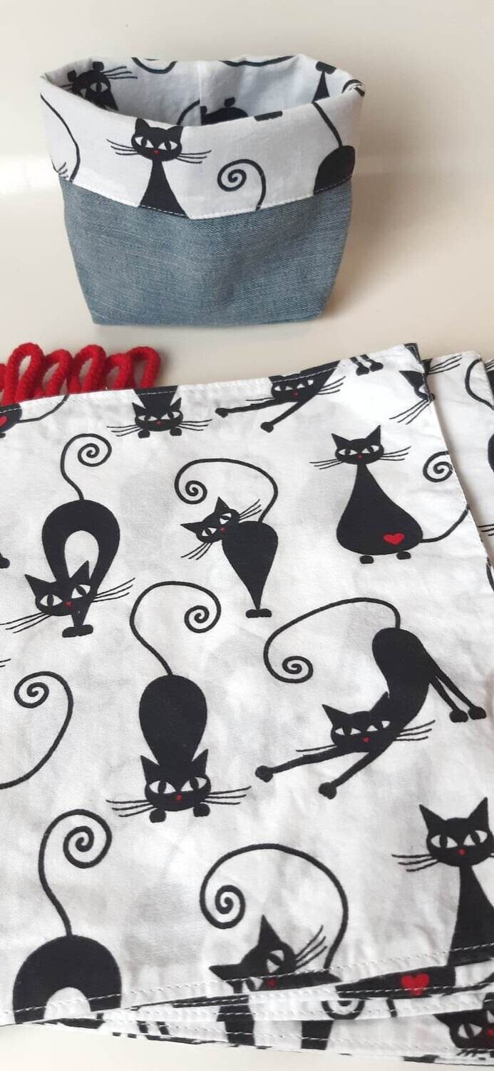 Serviettes Chamonix dépliées à plat pour montrer le motif chat noir petit coeur rouge