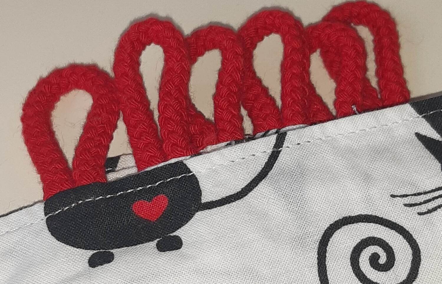 Zoom sur le cordon d’accroche et la couture des serviettes lavables Chamonix