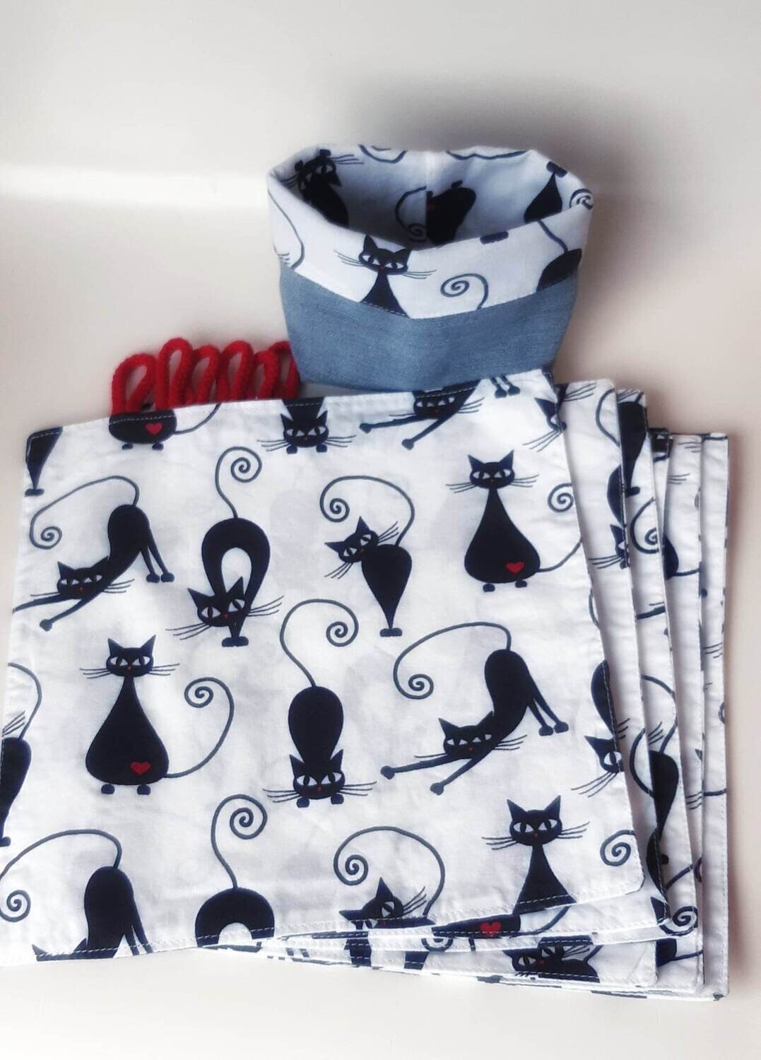 Serviettes Chamonix dépliées à plat pour montrer le motif chat noir petit coeur rouge