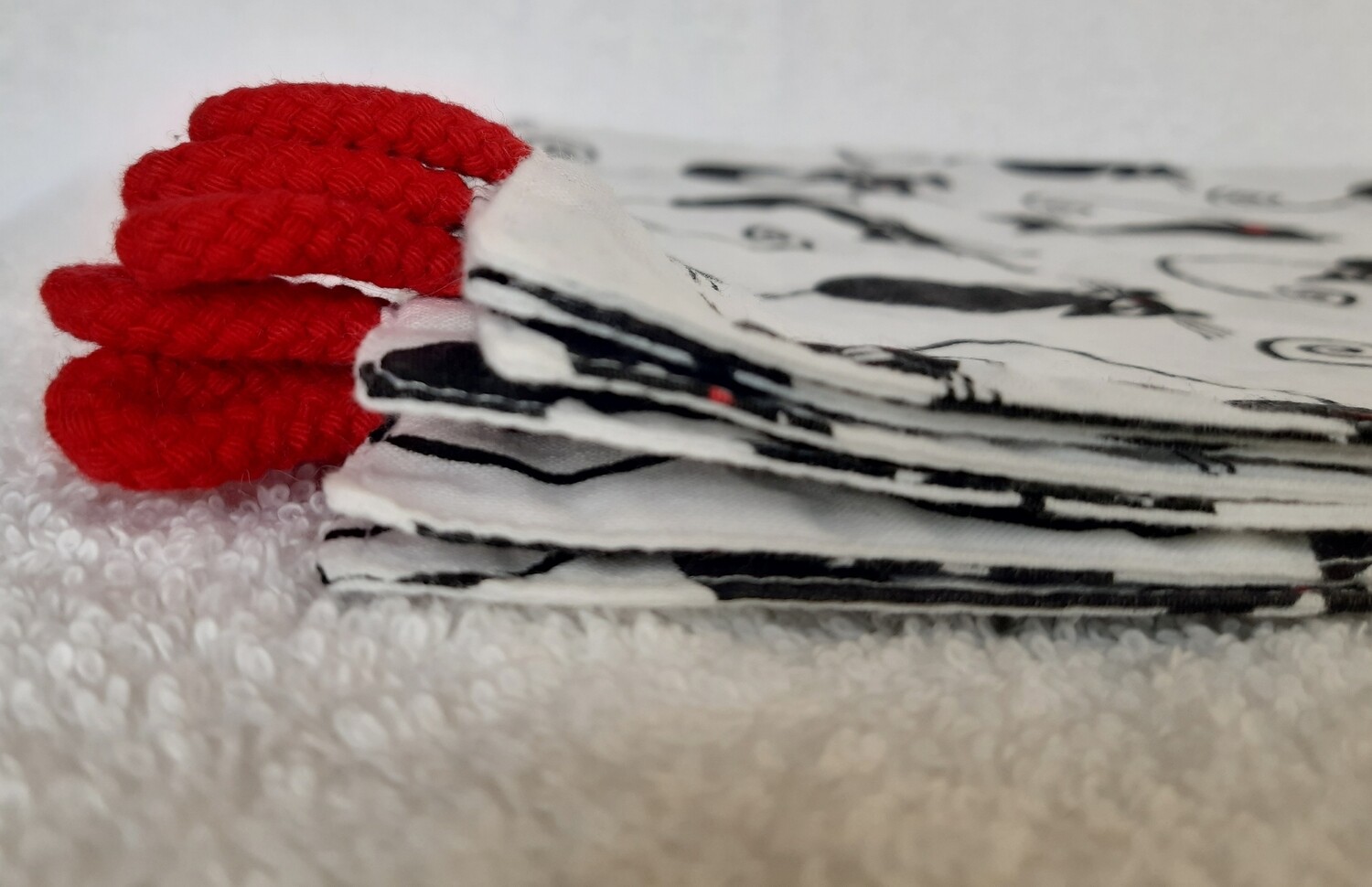 Zoom sur le cordon d’accroche cousu sur serviette lavable Mistigri