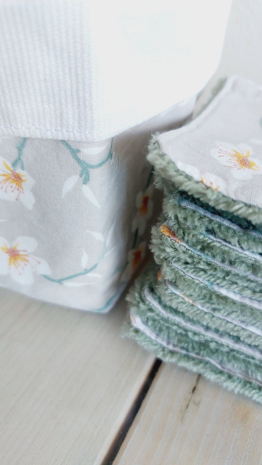 Jun - panier de lingettes lavables en coton fleuri et bambou vert - détail panier et lingettes