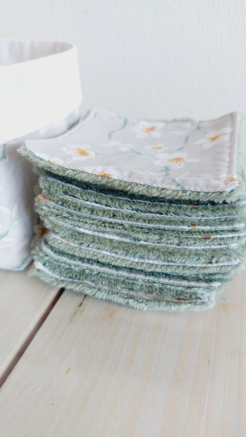 Jun : détail des lingettes lavables en coton fleuri et bambou vert