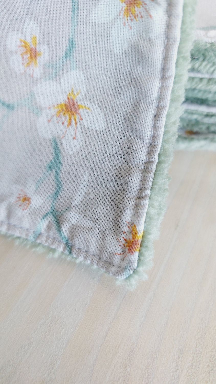 Zoom sur la couture artisanale des lingettes Jun – point soigné et durable
