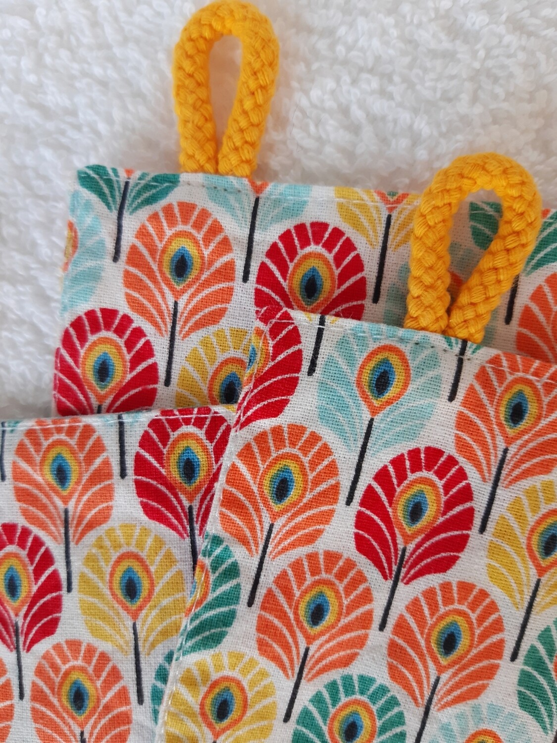 Détail de la couture des serviettes Swan cousues main en coton