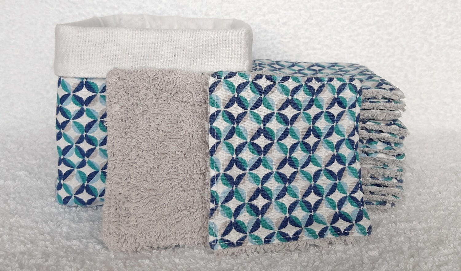 Zoom sur les matières des lingettes Pop – éponge grise et tissu pop graphique"