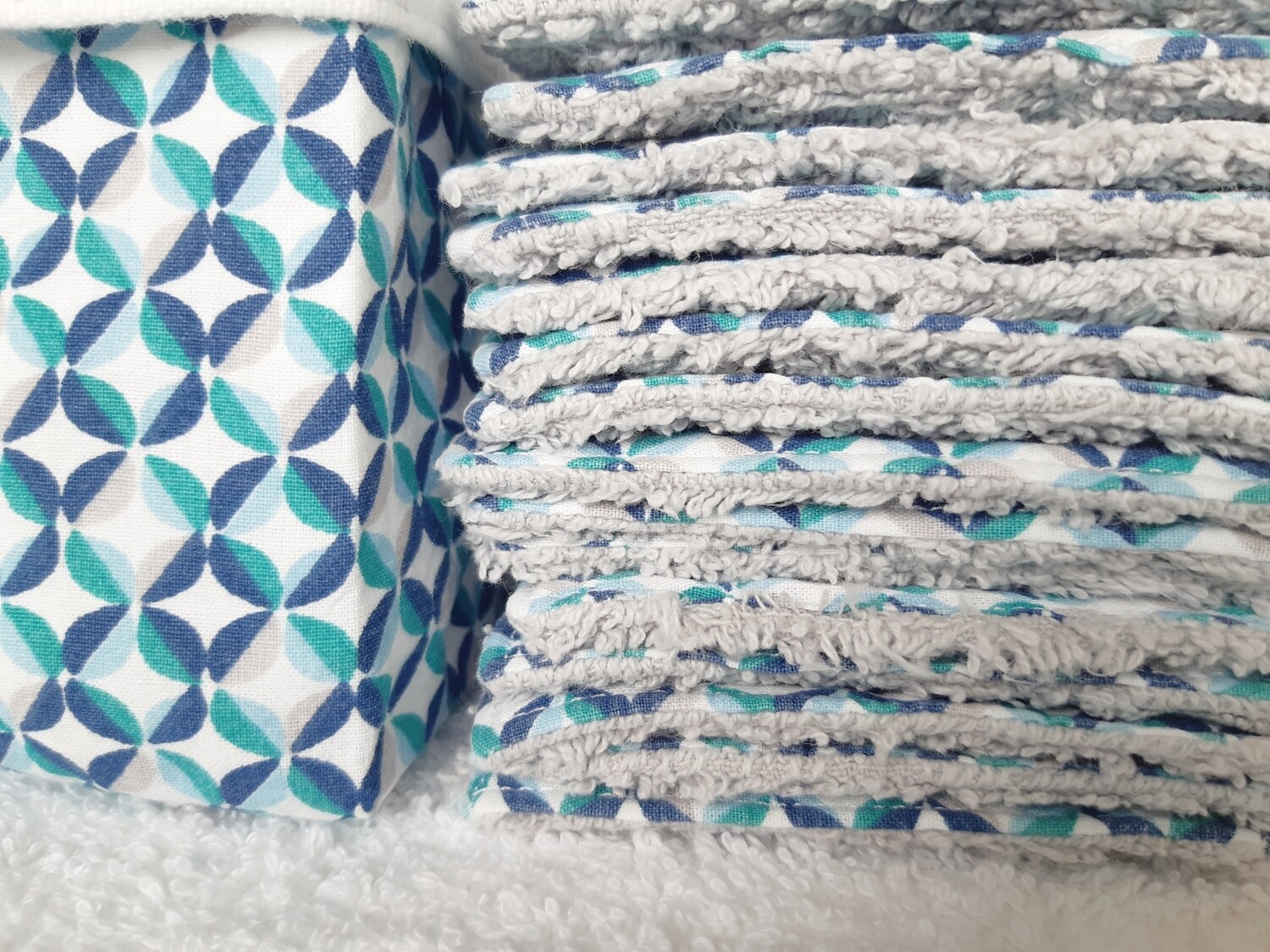 Lingettes Pop – coton à motif gris-bleu et éponge de coton gris clair - détails