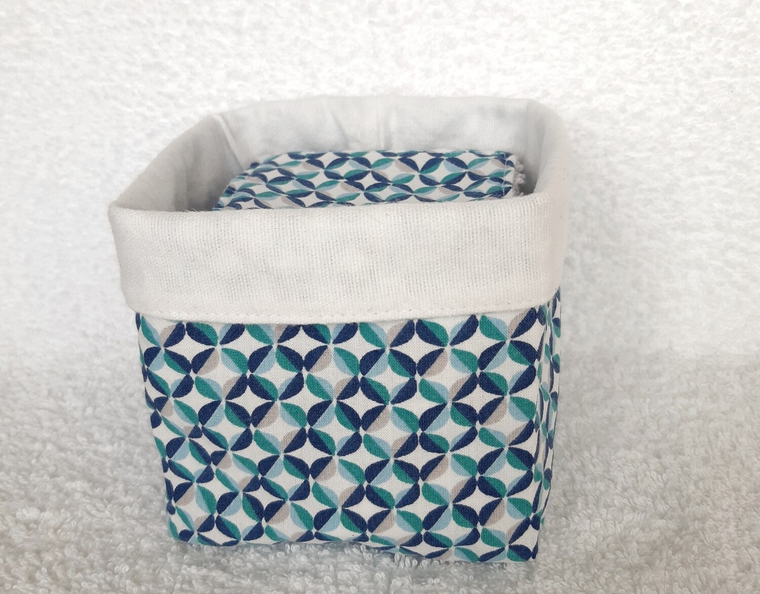 Panier Pop - lingettes lavables en coton graphique et éponge gris clair rangées