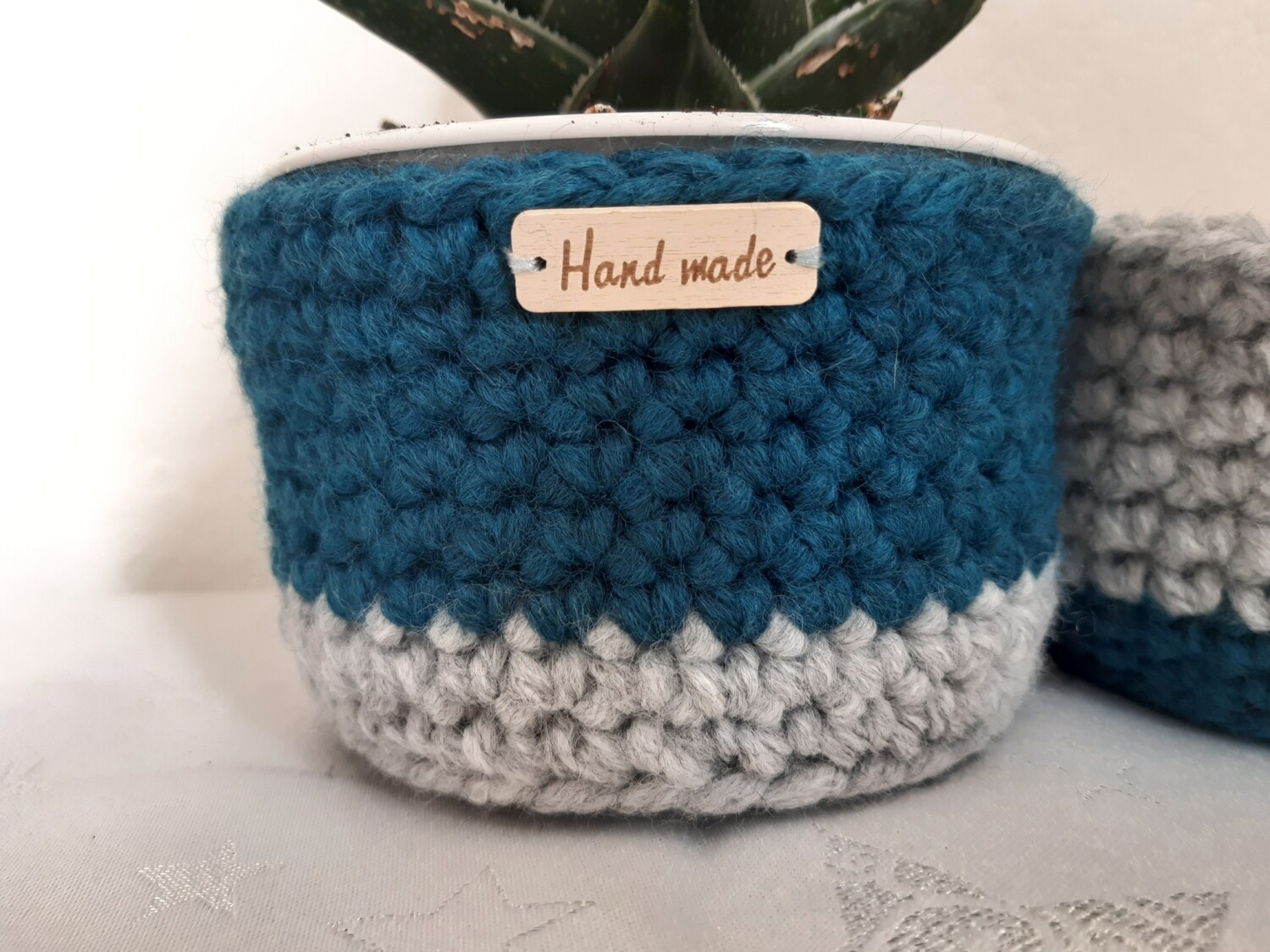 Lot Körfu – deux paniers crochetés à la main en fil gris et bleu canard recyclé - détails finitions crochet