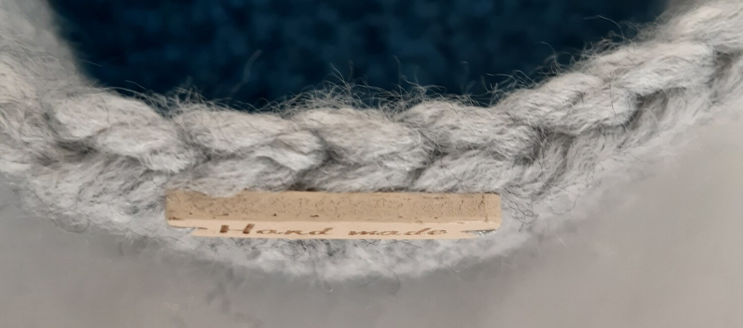 Lot Körfu – deux paniers crochetés à la main en fil gris et bleu canard recyclé - détails finitions crochet