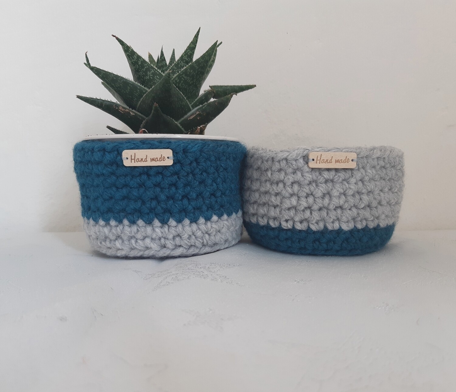 Lot Körfu – deux paniers crochetés à la main en fil gris et bleu canard recyclé, utilisés comme cache-pot et vide-poche