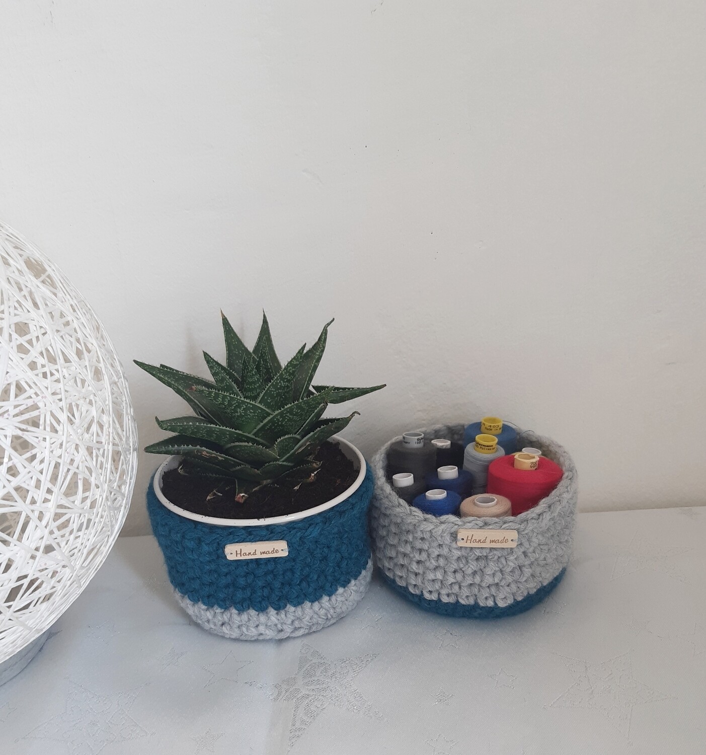 Lot Körfu – deux paniers crochetés à la main en fil gris et bleu canard recyclé, utilisés comme cache-pot et vide-poche