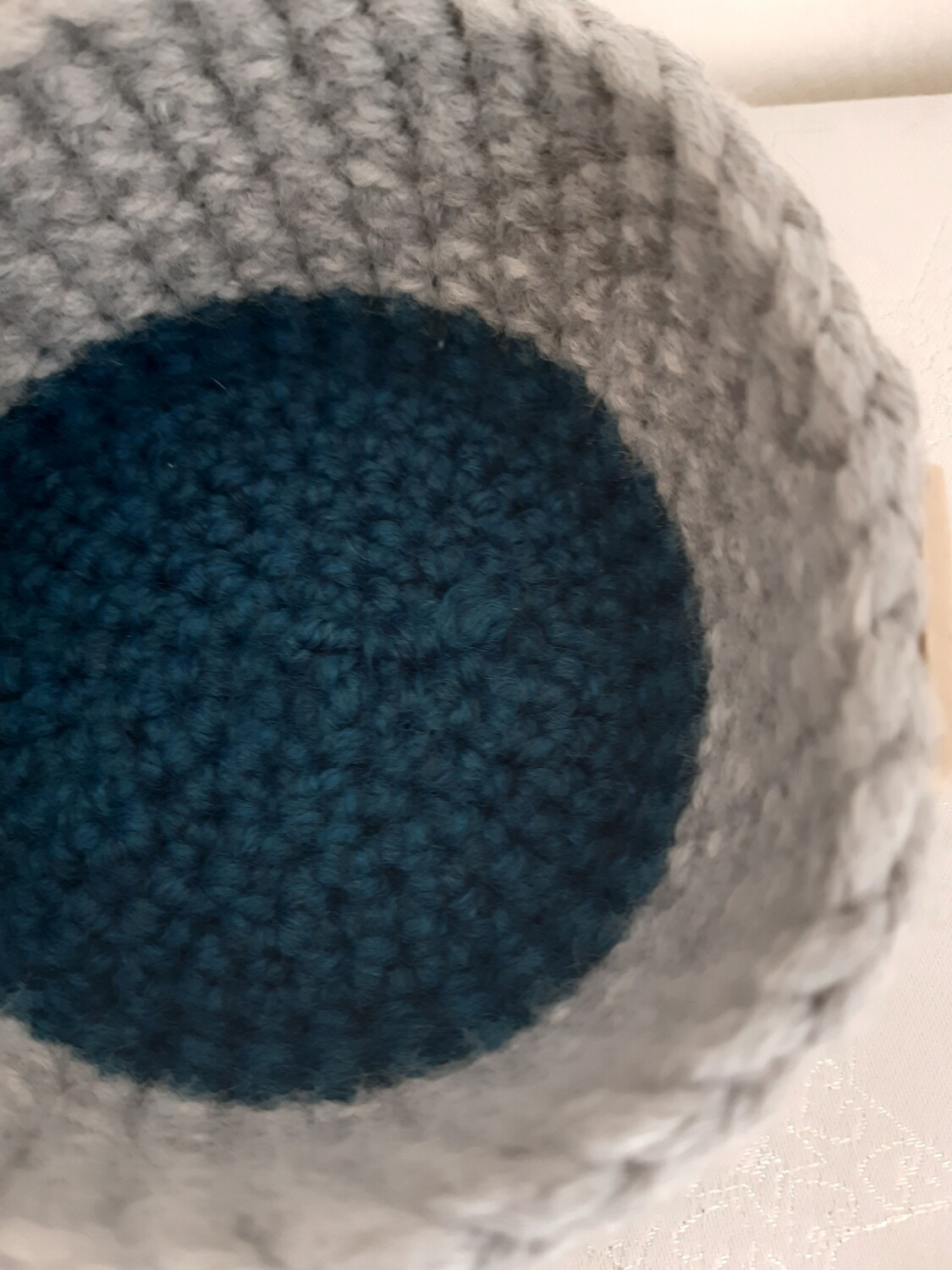 Lot Körfu – deux paniers crochetés à la main en fil gris et bleu canard recyclé - détails finitions crochet